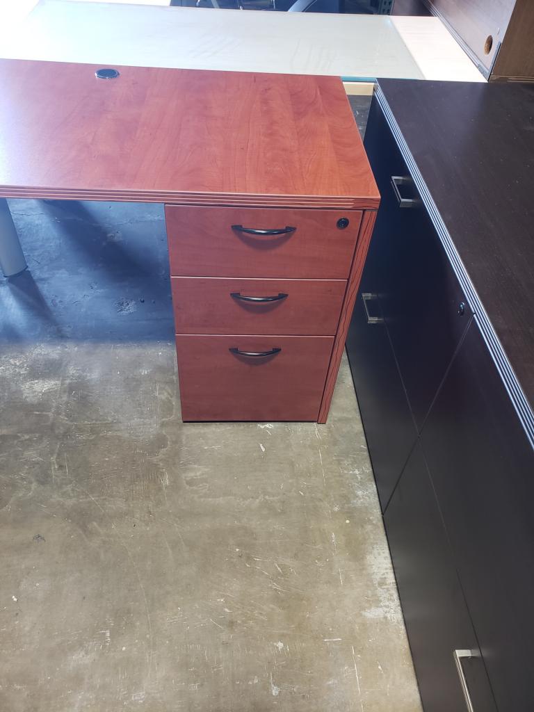 Used Office Desks Pre Owned Peninsula LShaped Desks at Furniture Finders